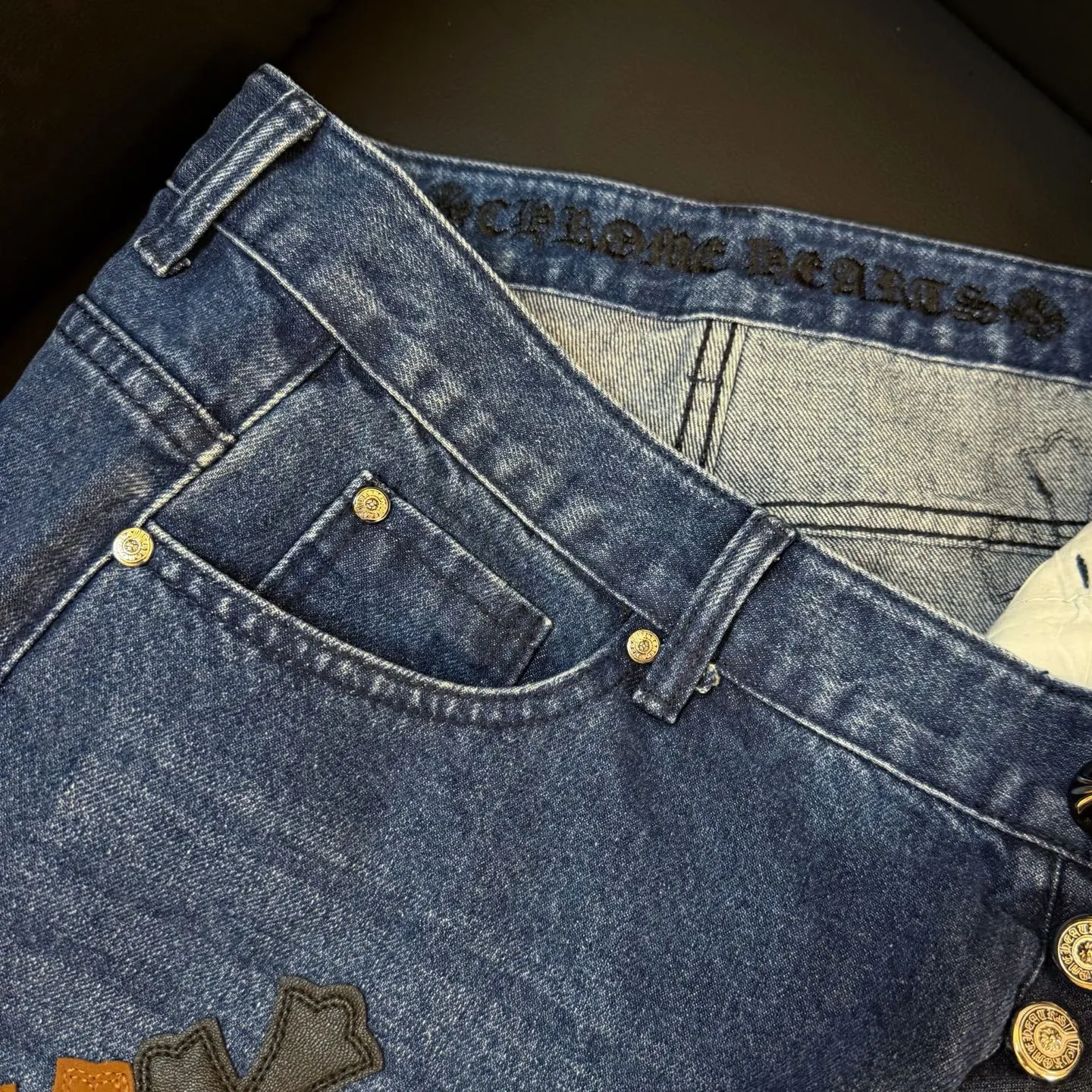 P280 Style number: D341 ChromeHearts Chrome washed blue contrasting leather patch straight pants ceiling-level jeans, a pair is hard to find at the counter‼ ️About Zangyin✅This is an extremely luxurious fashion brand that can also be called the aristocracy of the high street. It has always been an exclusive brand for some hipsters or rich second generations. The color of this model is already very eye-catching by using a unique washed material. It is decorated with pink patch cross flowers, which cleverly highlights the charm of the brand. Secondly, this model adopts a classic high-waist cut design, which highlights the long legs and fashionable temperament of the upper body. The brand is highly recognizable and the slim-fitting configuration is more suitable for daily wear. The personality will be fashionable and the specifications can be seen at a glance. Materials and technology ✅ Needless to say, this point goes without saying. As an excellent craftsman brand, Zangyin's requirements for details and craftsmanship are really perfect. The washed color of this model has gone through a lot of processes, not to mention the embellishment of the denim appliqués. It is also purely handmade and sewn. Just like what they believe in, only handmade things have soul and have the meaning of wearing. A top-notch heavy-duty fashionable denim item, recommended by both hands‼ ️ Size: 28, 30, 32, 34, 36 (S-XXL) Color: black Size reference: Pants length 100 102 104 106 106 Waist 72 76 80 84 88 Recommended weight S (about 110 pounds) M (about 140 pounds) L (about 140 pounds) XL (about 165) XXL (about 185)